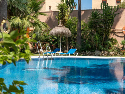 Swimming Pool - Sunbeds